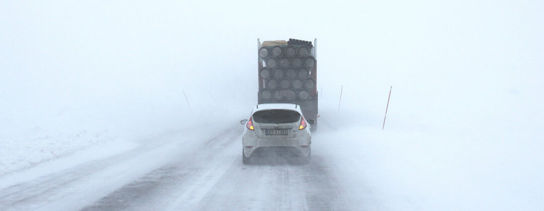 Bezpiecznie na drodze – zasady prowadzenia pojazdów zimą
