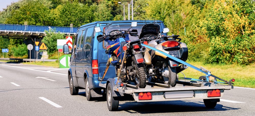 Jaką przyczepę wybrać do przewozu motocykli? Podpowiadamy!
