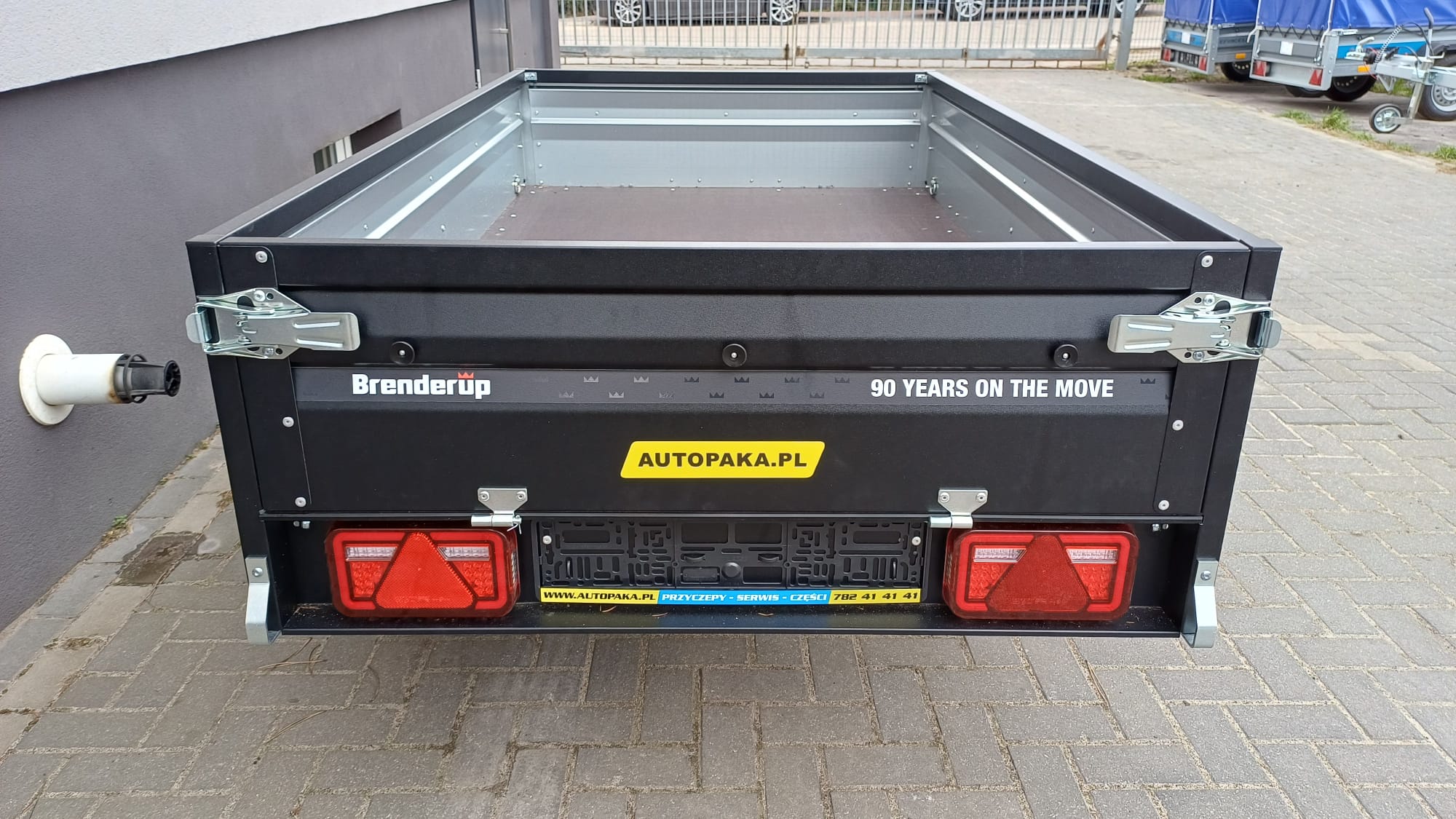 Przyczepka Brenderup 1205 UB uchylna z pokrywą ABS, 203x116x35CM, DMC 750KG (081784) – EDYCJA LIMITOWA!!! (Kopia)