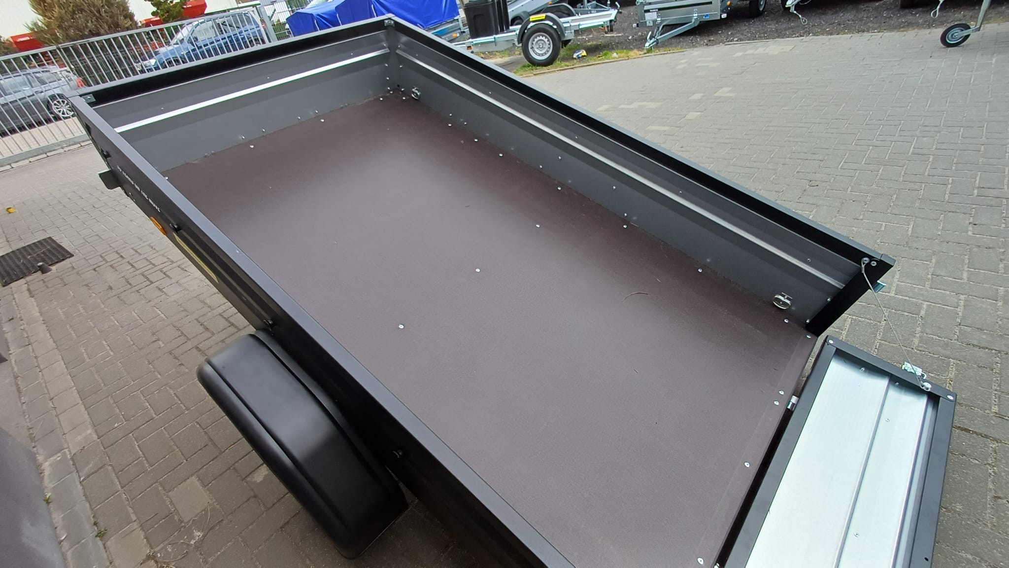 Przyczepka Brenderup 1205 UB uchylna z pokrywą ABS, 203x116x35CM, DMC 750KG (081784) – EDYCJA LIMITOWA!!! (Kopia)