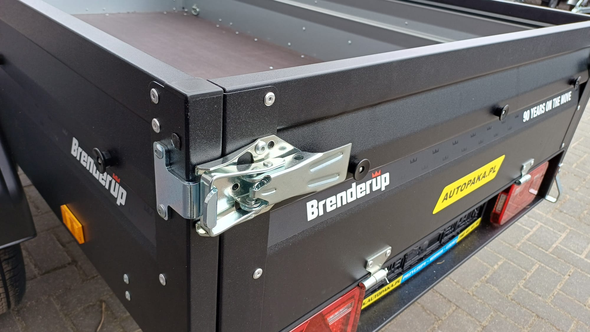 Przyczepka Brenderup 1205 UB uchylna z pokrywą ABS, 203x116x35CM, DMC 750KG (081784) – EDYCJA LIMITOWA!!! (Kopia)